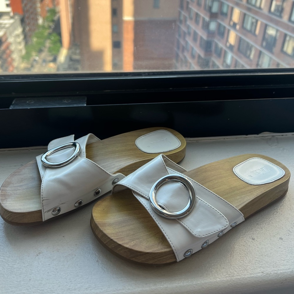 Sarah Jessica Parker Looks alike sandals